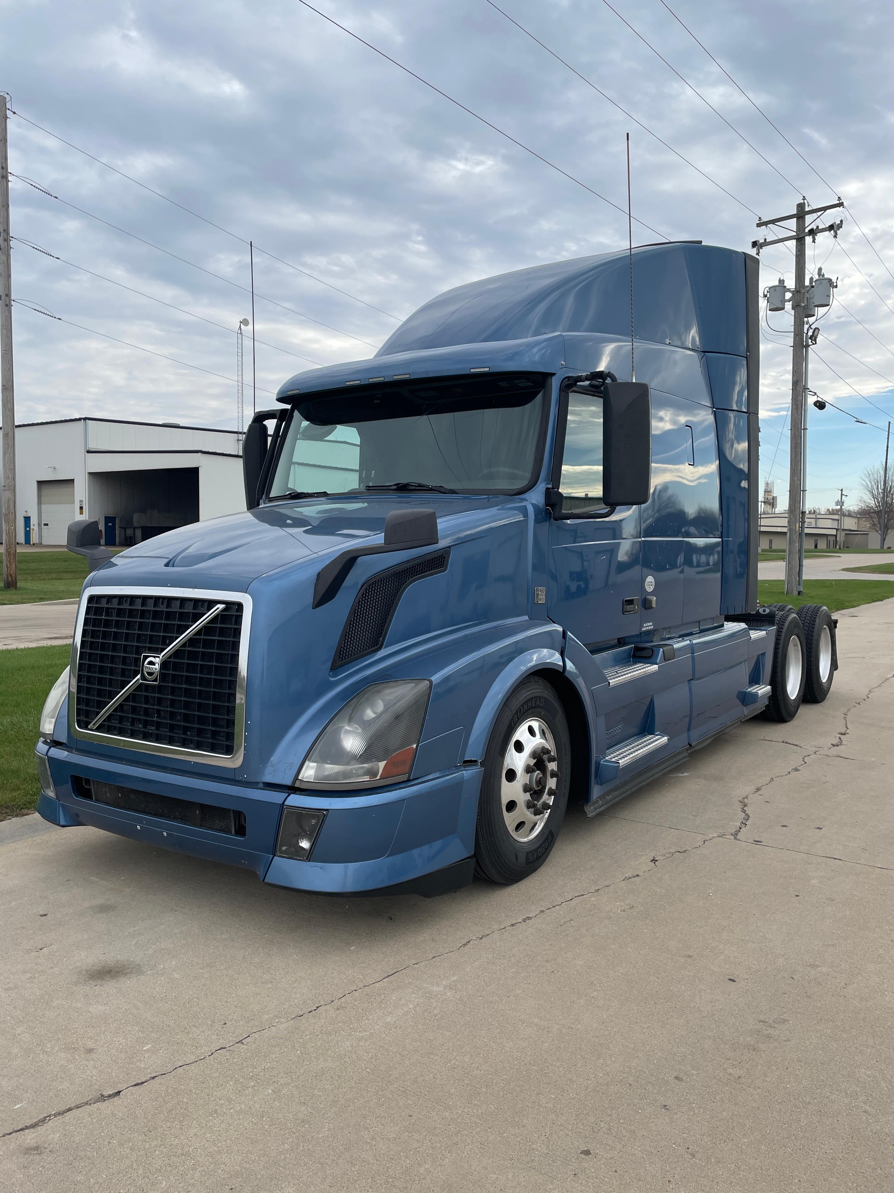 Used 2015 Volvo VNL 64 T630 (T2204)