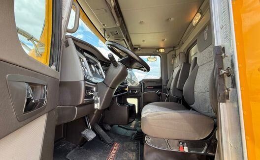 2010 KENWORTH T800     (NEW ARRIVAL!)