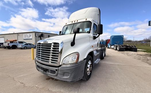 2015 Freightliner CA 125 (TK7864)