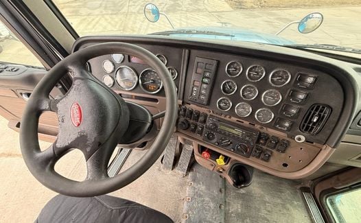 2015 Peterbilt 384 (TK9950)