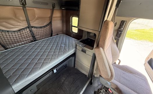 2016 Freightliner CA 125 (TK4443)