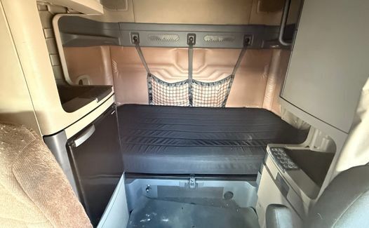 2016 Freightliner CA 125 (TK7609)