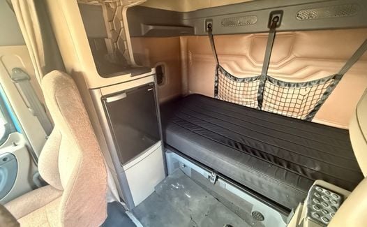 2016 Freightliner CA 125 (TK7609)