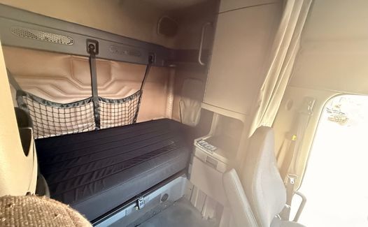 2016 Freightliner CA 125 (TK7609)