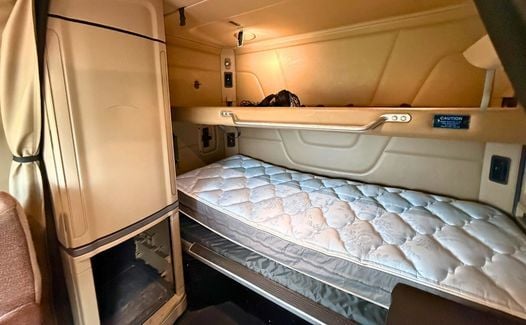 2016 Peterbilt 579 (TK7933)