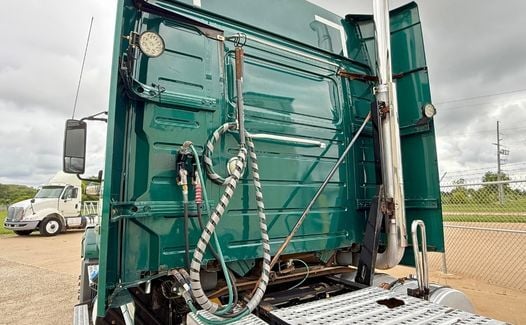 2016 Volvo VNL630 (TK8577)
