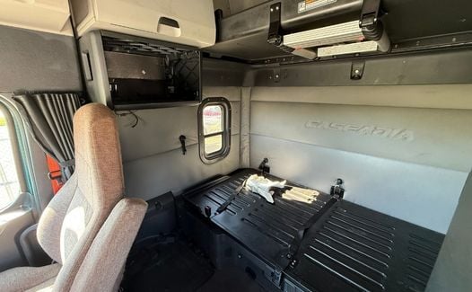 2020 Freightliner Cascadia 126 (TK0142)