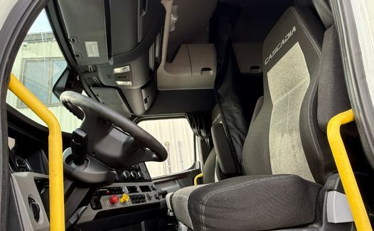 2021 Freightliner Cascadia 126 (TK7649)