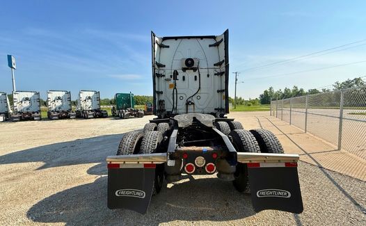 2021 Freightliner Cascadia 126 (TK7823)