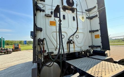 2021 Freightliner Cascadia 126 (TK7823)