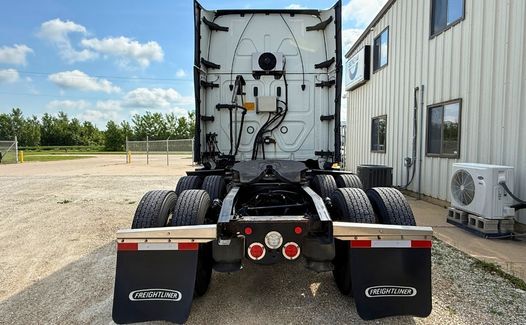 2022 Freightliner Cascadia 126 (TK1811)