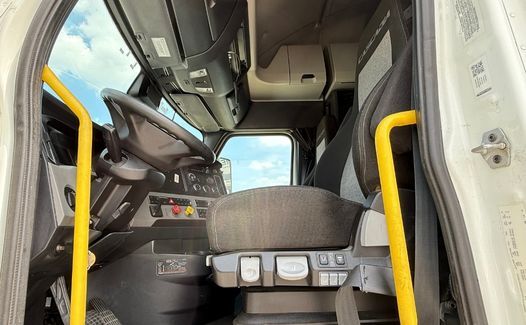 2021 Freightliner Cascadia 126 (TK8304)