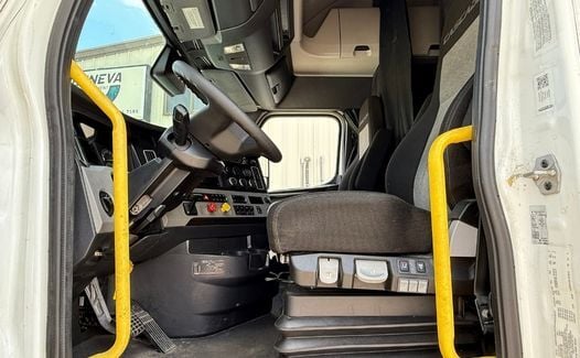 2021 Freightliner Cascadia 126 (TK9051)