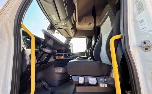 2021 Freightliner Cascadia 126 (TK7823)