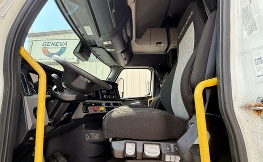 2021 Freightliner Cascadia 126 (TK7824)