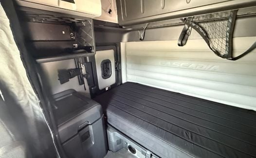 2021 Freightliner Cascadia 126 (TK8300)