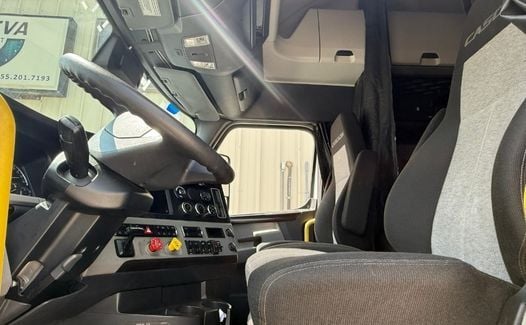 2021 Freightliner Cascadia 126 (TK8300)