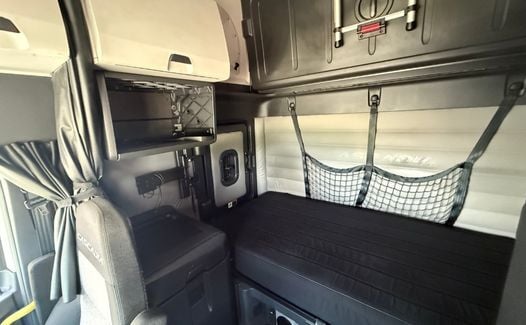 2021 Freightliner Cascadia 126 (TK1956)