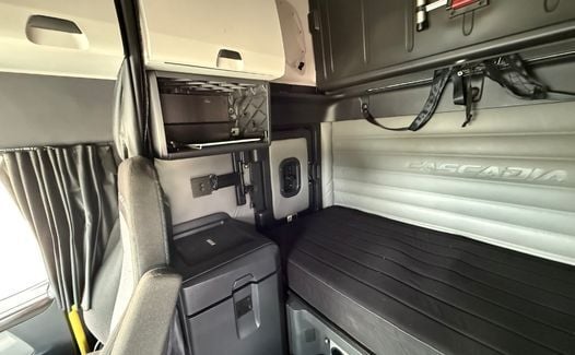 2021 Freightliner Cascadia 126 (TK9070)