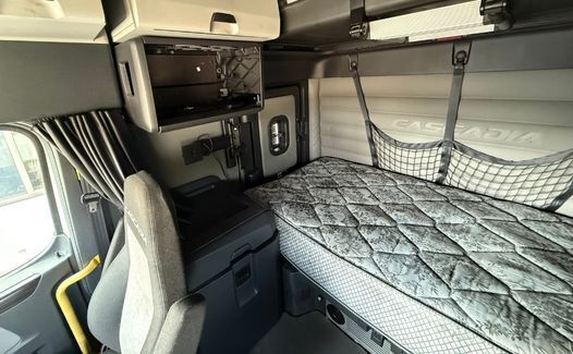 2021 Freightliner Cascadia 126 (TK7667)