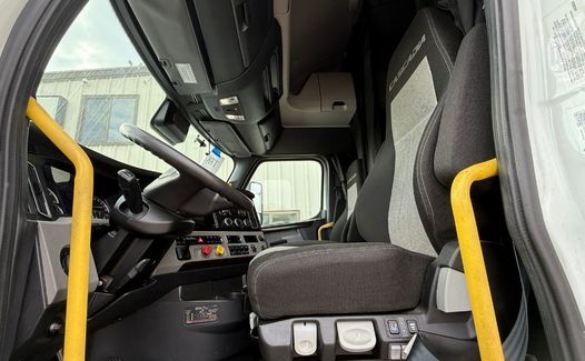2021 Freightliner Cascadia 126 (TK7889)