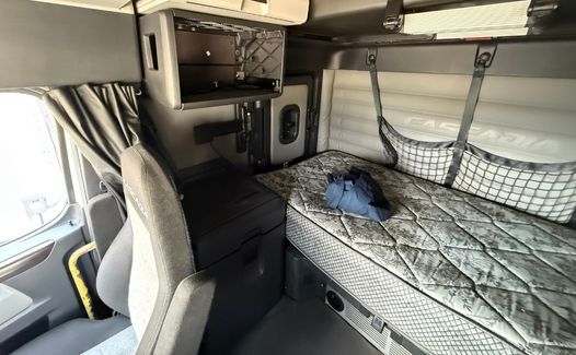 2021 Freightliner Cascadia 126 (TK7666)