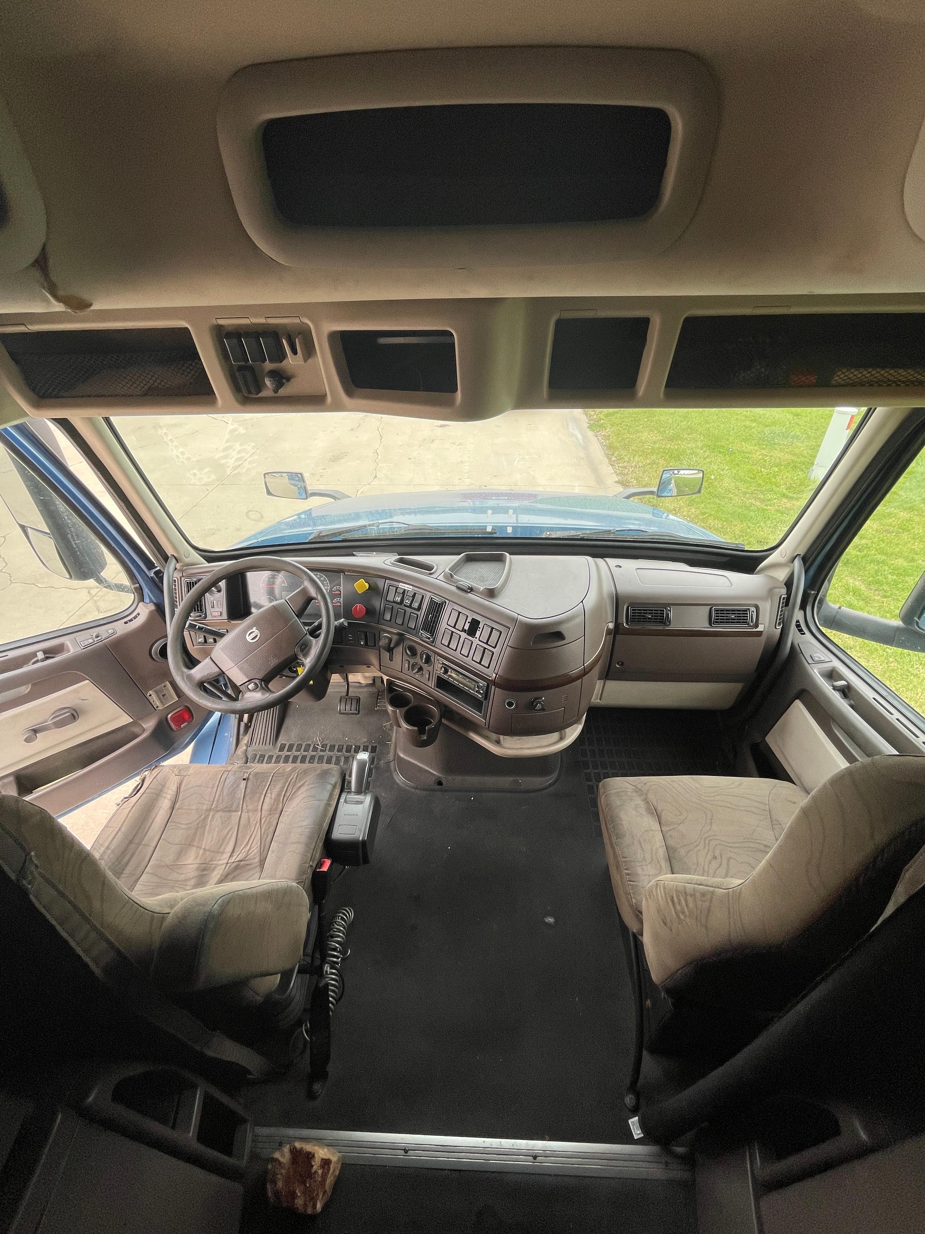Used 2015 Volvo VNL 64 T630 (T2204)