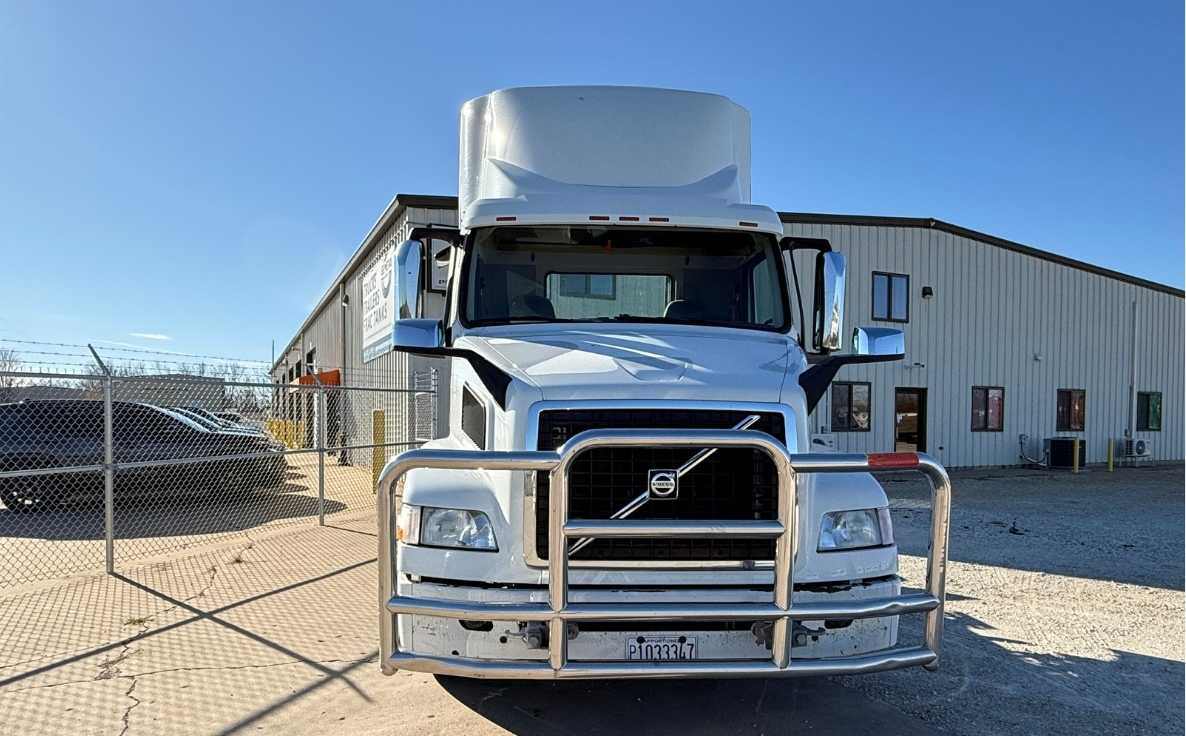 2017 Volvo VNM200 (TK3842)