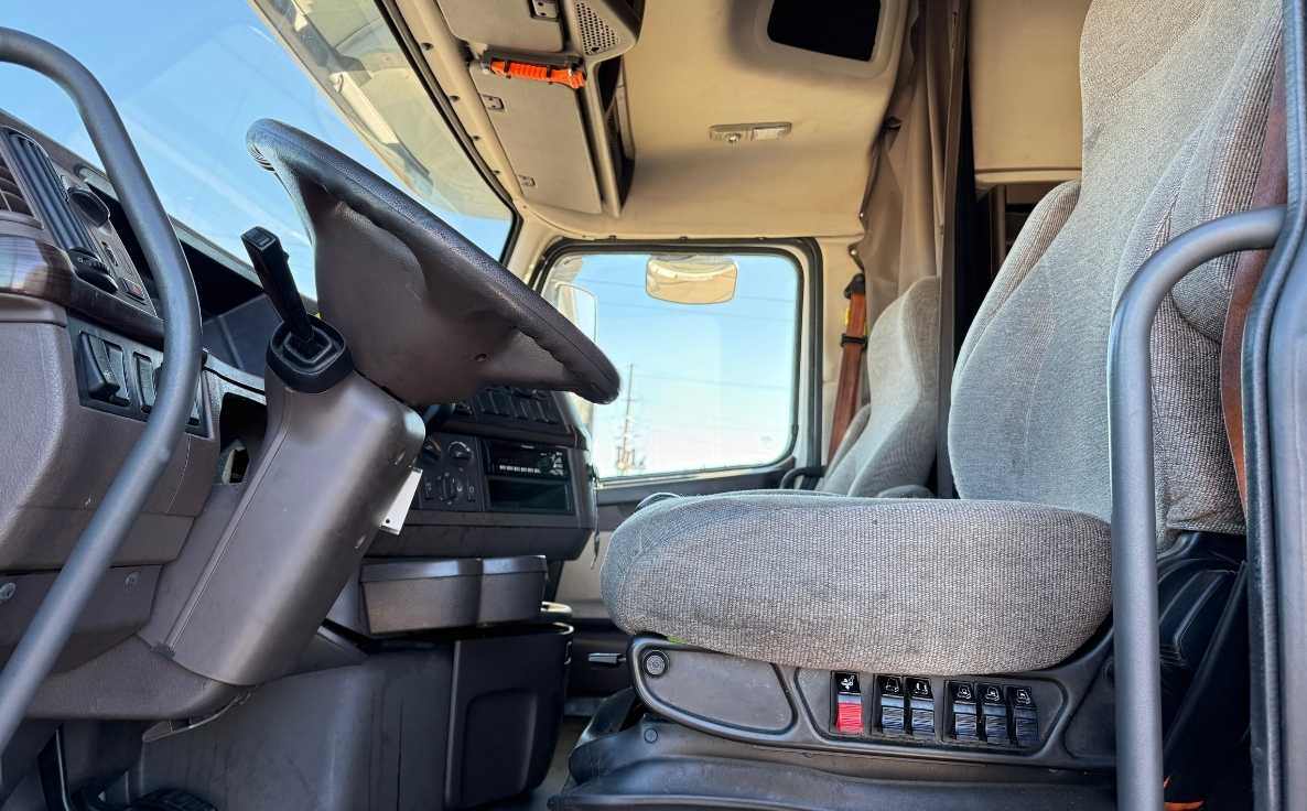 2017 Volvo VNM200 (TK3842)