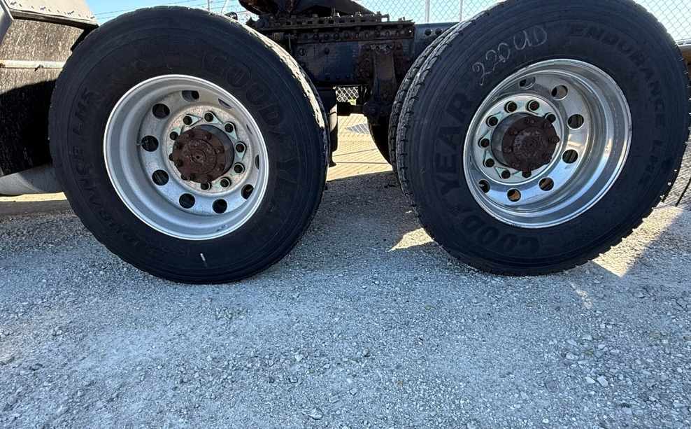 2017 Volvo VNM200 (TK3842)