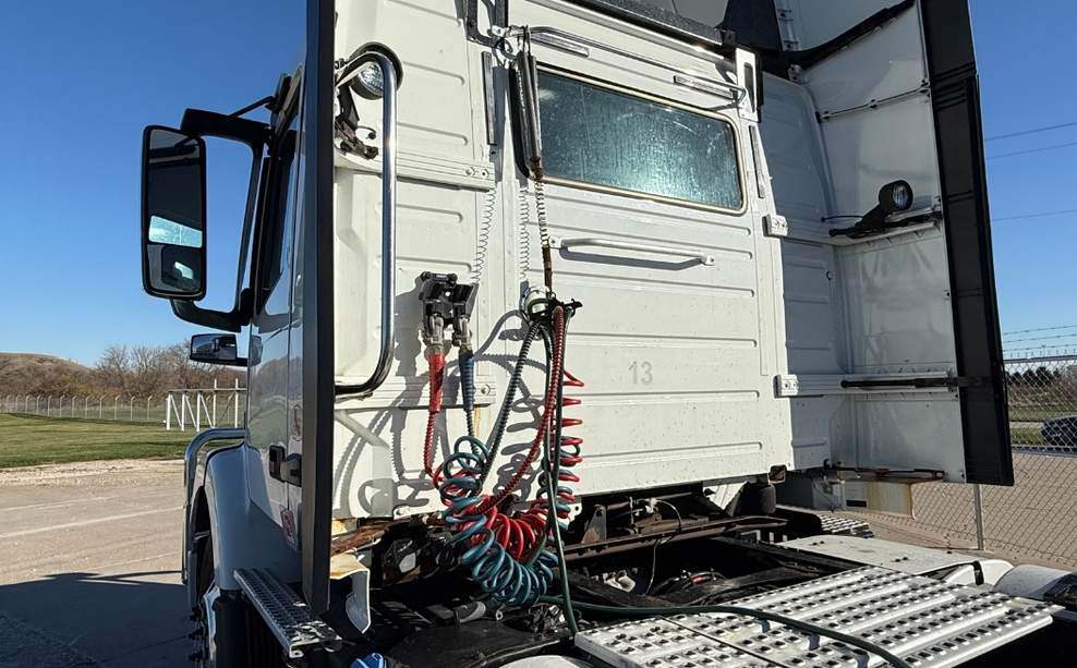 2017 Volvo VNM200 (TK3842)