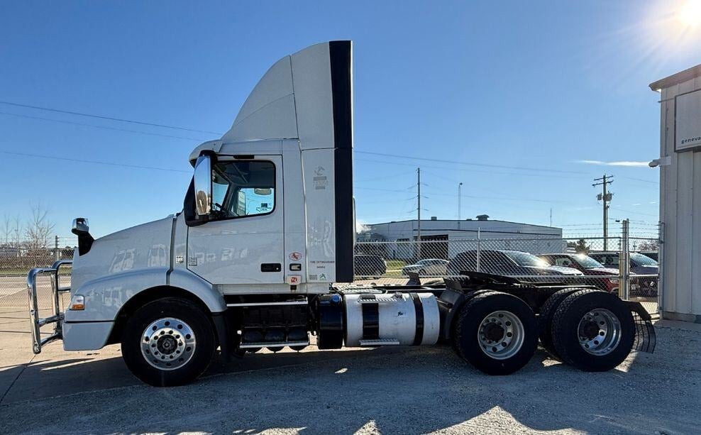 2017 Volvo VNM200 (TK3842)