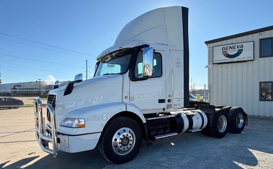 2017 Volvo VNM200 (TK3842)
